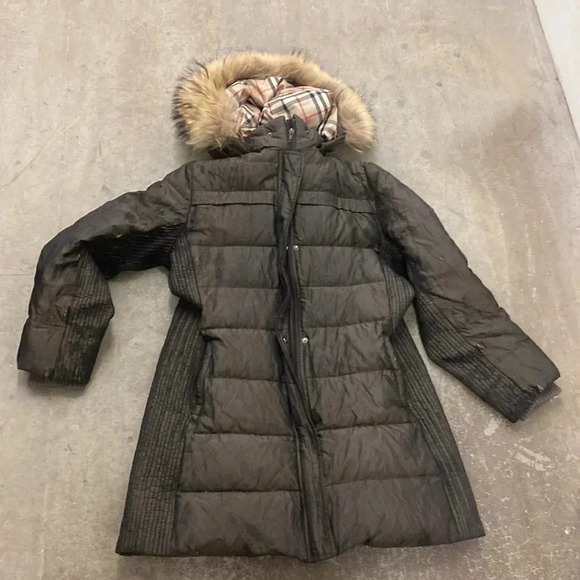 Authentic Burberry winter coat with fur hood - Picture 2 of 13